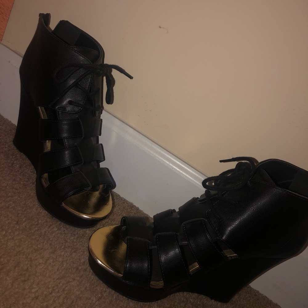 SUPER CUTE NEVER WORN WEDGES